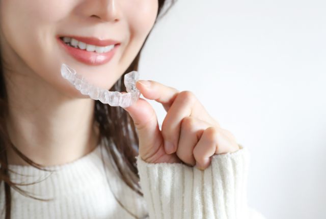 マウスピースを持つ女性